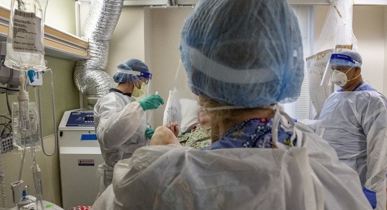 Covid-19: número de profissionais afastados quintuplica em sete dias