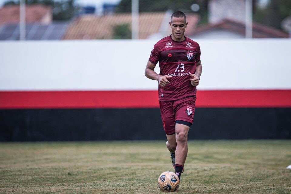 Com proposta “melhor em todos os sentidos”, Renan chega ao Atlético Goianiense com perfil de liderança