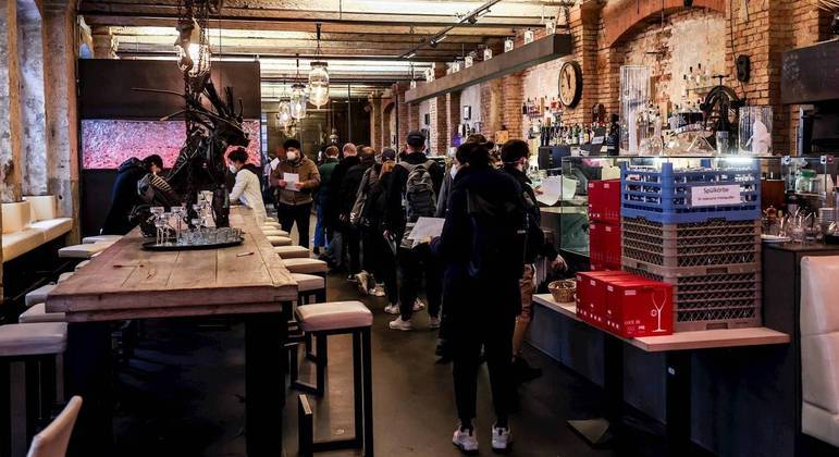 Restaurantes e bares de SP passam a pedir o passaporte da vacina