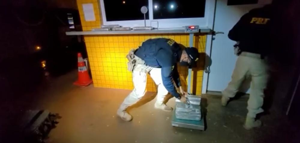 Jovem é presa pela PRF com maconha em Ônibus