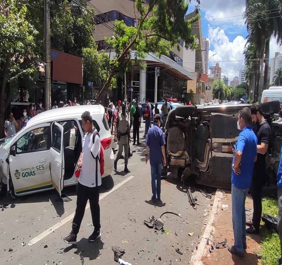 Carro capota após acidente na Avenida República do Líbano, em Goiânia