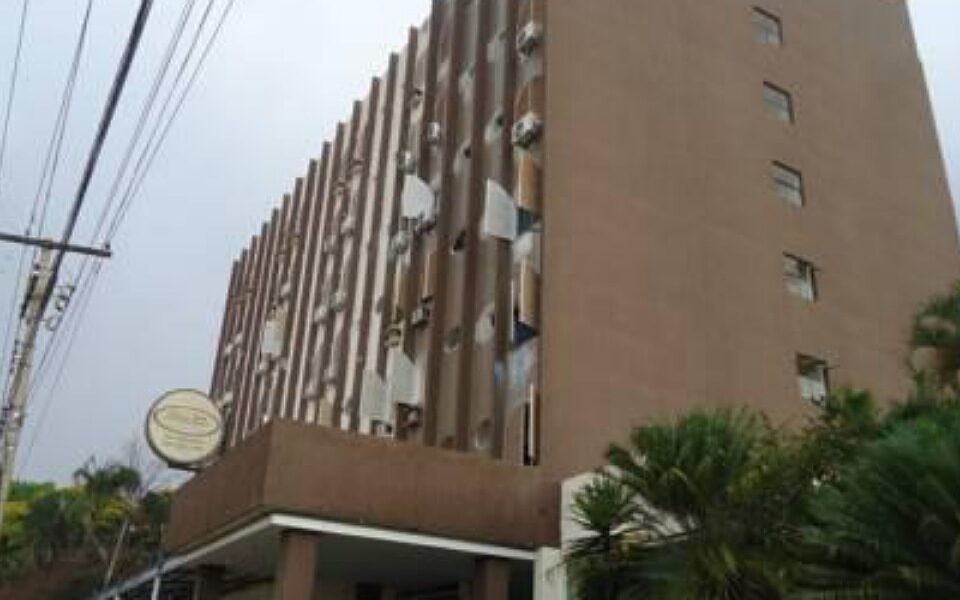 Homem em surto agride casal com extintor e morre ao ser contido em hotel de Goiânia