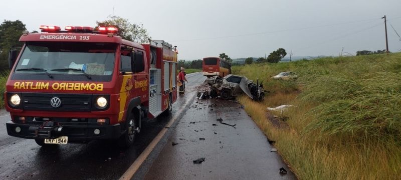 Jovem de 25 anos morre após colisão entre carro e caminhão na BR-452, em Itumbiara