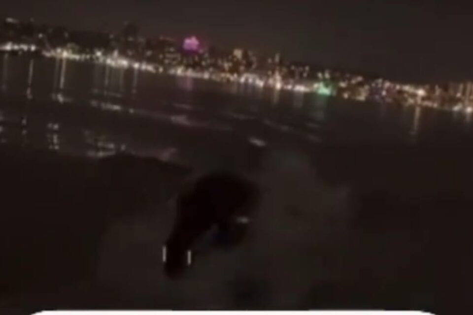 Homem foge de criatura que o persegue no mar