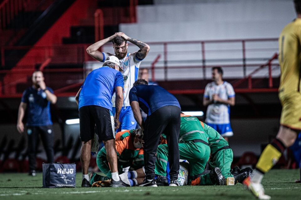 Após convulsão em jogo, lateral do Crac revela estar bem e que “não aconteceu nada de grave”
