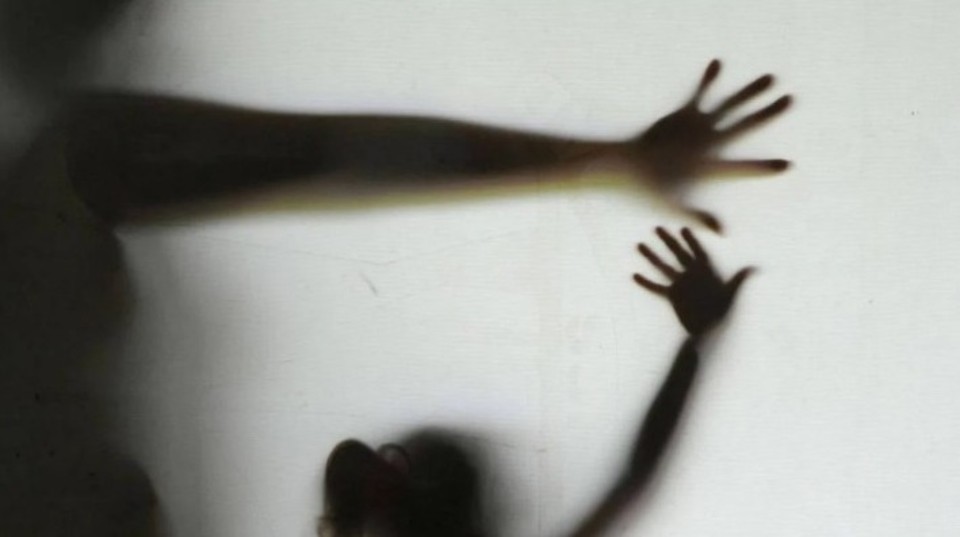 Mãe ‘vende’ a filha de quatro anos para estupradores e é presa