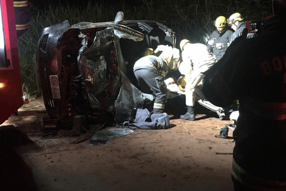 Homem fica ferido em capotamento de carro na GO-462, em Goiânia