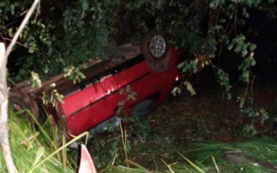 Carro cai em barranco na avenida Perimetral Norte, em Goiânia
