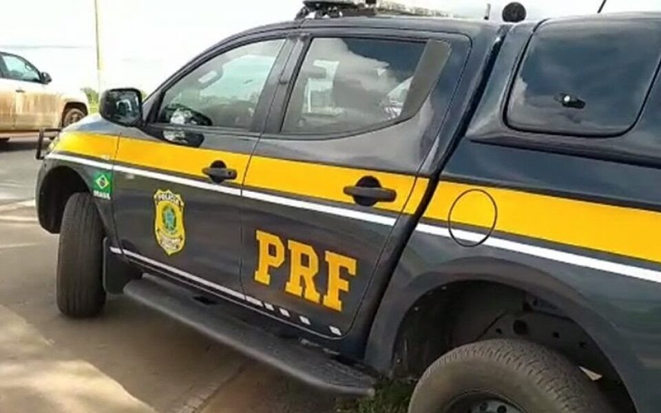 PRF flagra motorista embriagado com filho de 14 anos na BR-040, em Luziânia