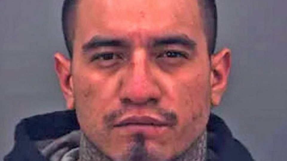 Homem mata a irmã, com quem tinha relacionamento sexual, após ela ir para a cama com outro