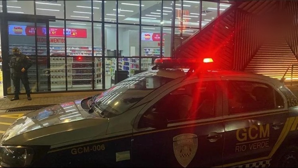 Gerente de farmácia é extorquido por telefone sob ameaça de assalto, em Rio Verde (GO)