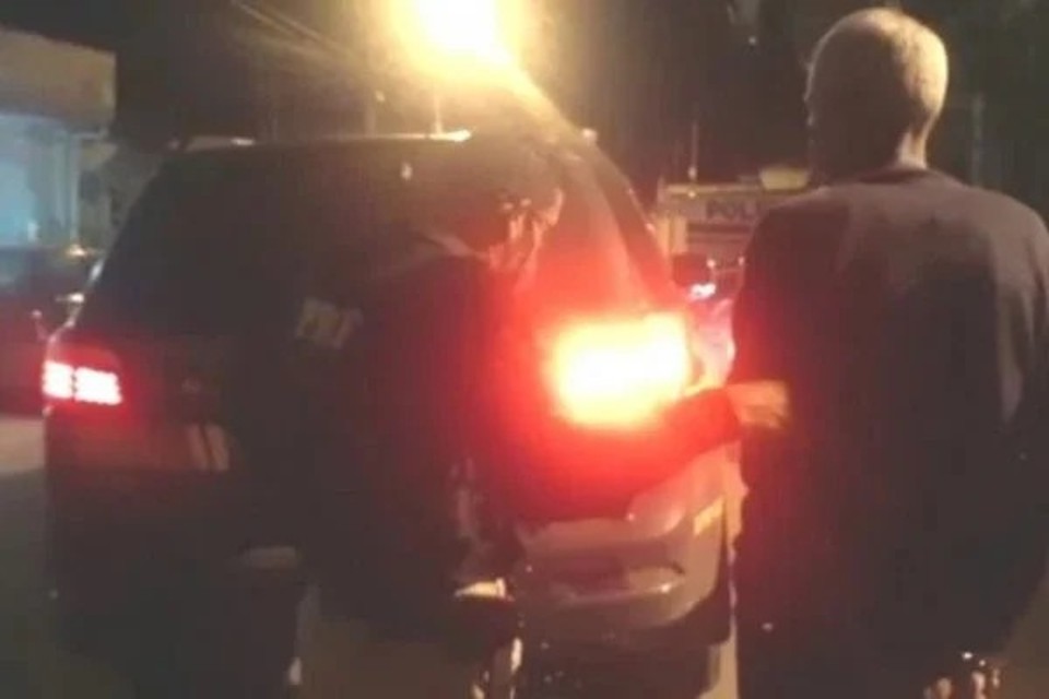 Discussão de passageiros em ônibus de viagem termina em morte por de luz acesa, em Aparecida