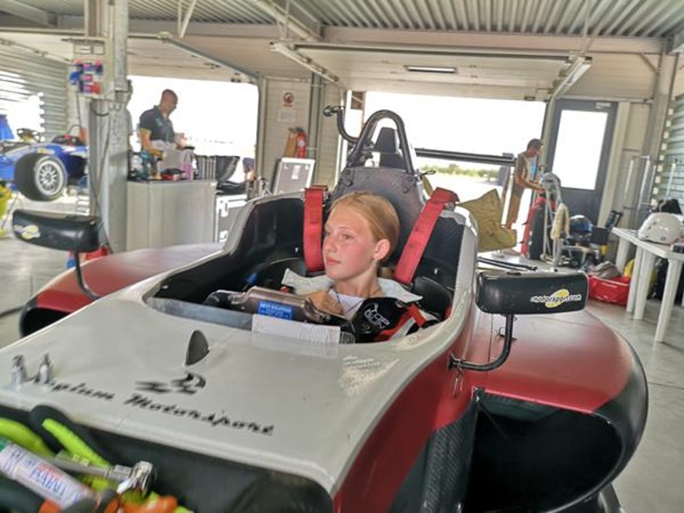 Única representante mulher na Fórmula 4, Aurélia Nobels avisa: “Não tenho medo de nada”