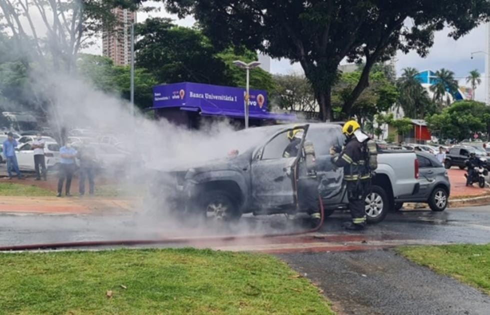 Caminhonete pega fogo na Praça Universitária, em Goiânia