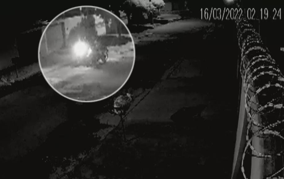 LADRÃO DÁ SOCOS EM MOTOCICLISTA APÓS ELA FALAR QUE NÃO ESTAVA COM CELULAR, EM CALDAS NOVAS