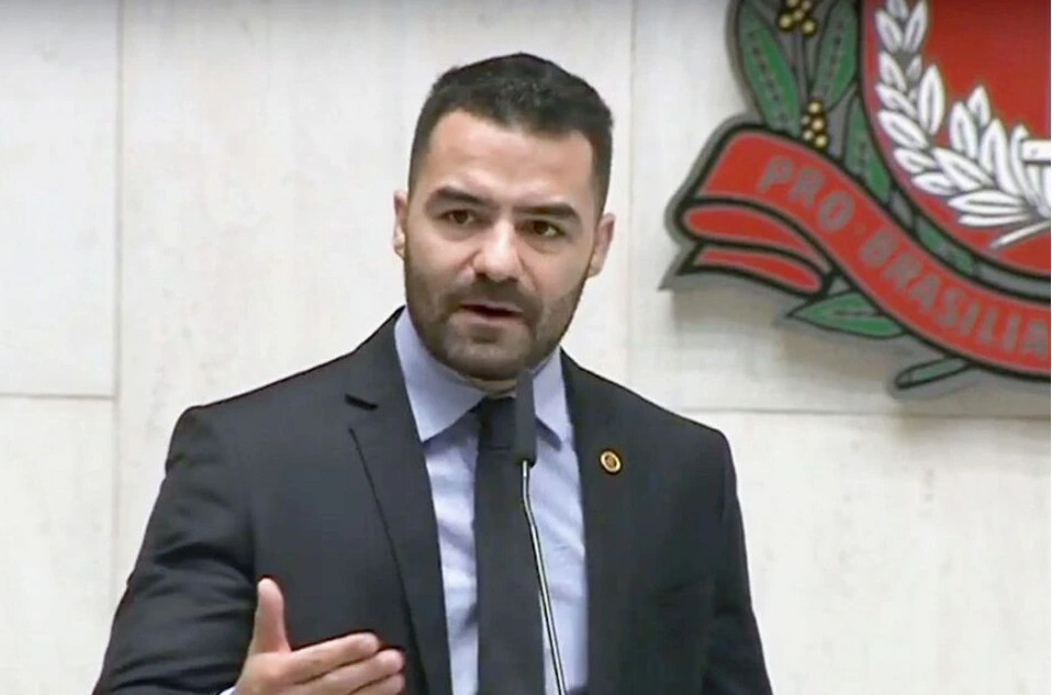 Professora aciona Ministério Público para investigar pagamento a advogado de Arthur do Val