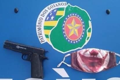 Adolescente é flagrado com arma falsa em escola de Marzagão-GO