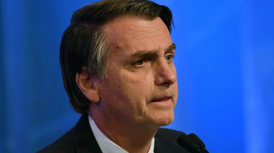 Bolsonaro diz que às vezes ‘embrulha estômago’ para cumprir lei