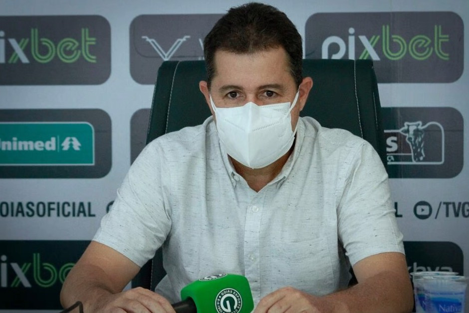 Presidente do Goiás afirma que vai “jogar o troféu no lixo” e clube chama FGF de “esgoto do futebol”