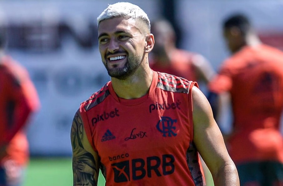 Flamengo freta avião para ter Arrascaeta e Isla em clássico pela final do Carioca