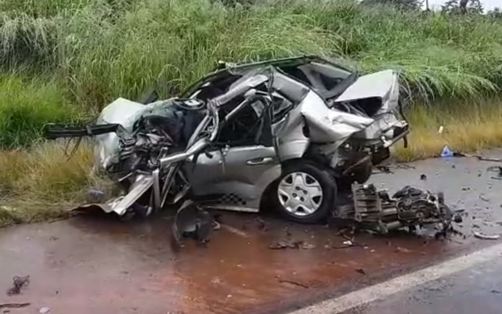 Acidente com ônibus mata jovem e deixa irmão gêmeo dele ferido na BR-452