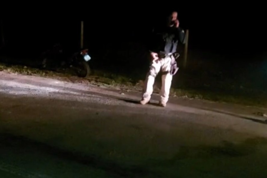 Mãe morre ao se acidentar em motocicleta conduzida pelo filho na BR-153, em Hidrolândia