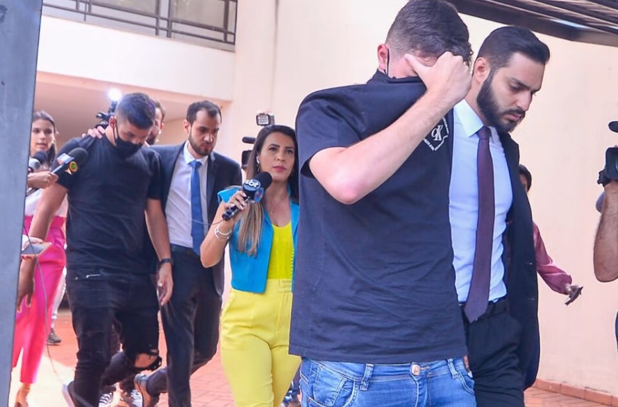 Motoristas envolvidos em racha deixam delegacia sob gritos de apoio, em Goiânia