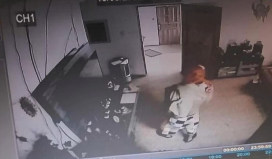 Homem é flagrado por câmera de segurança ao invadir casa de idosa para roubar, em Anápolis