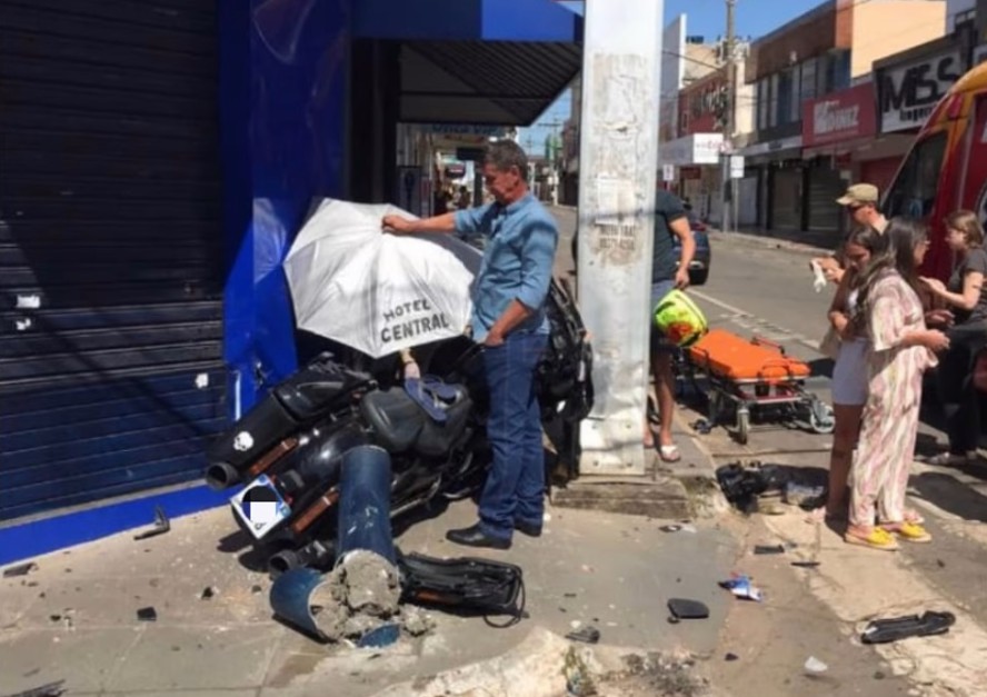 Motociclista sofre fratura após furar sinal e ser atingido por carro em Anápolis (GO)