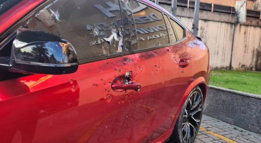 Mais de 80 tiros de fuzil atingiram BMW blindado onde homem foi executado no Rio