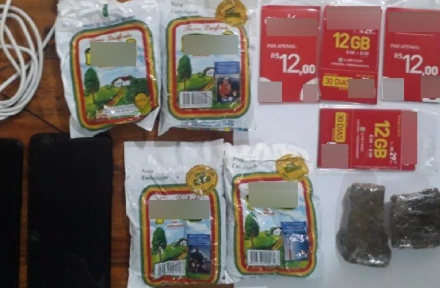 Polícia apreende drogas e celulares arremessados por cima do muro do presídio de Águas Lindas