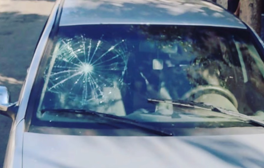 Homem é preso por agredir enteada e estragar o carro da companheira, em Jaraguá