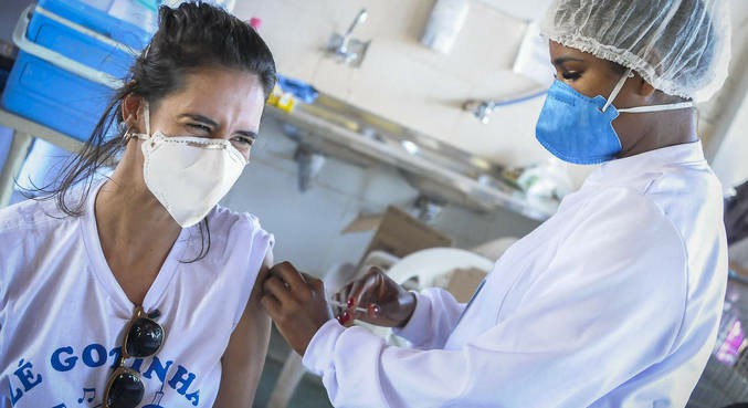 Governos começam a liberar a 2ª dose de reforço contra a Covid para menores de 40 anos