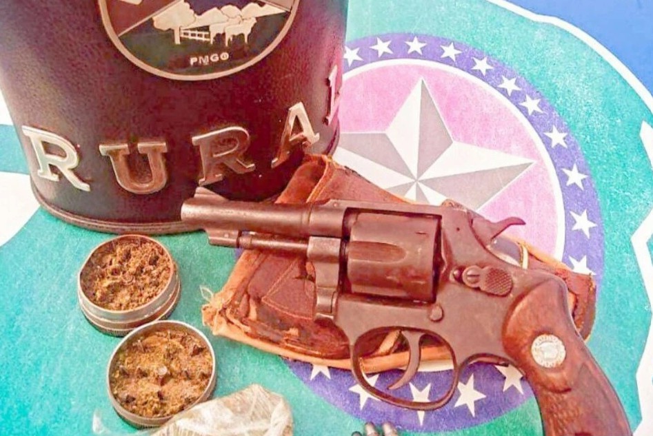 Adolescente de 16 anos é apreendido com arma de fogo e drogas em Corumbaíba (GO)