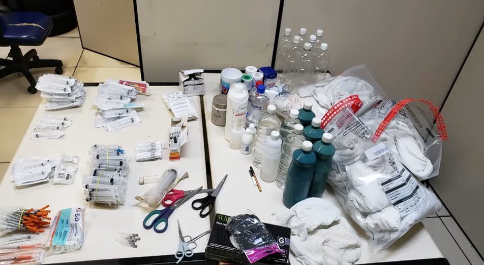 Suspeita investigada por aplicação de silicone industrial em pessoas é presa em casa com materiais para procedimento