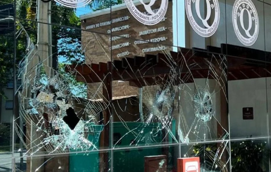 PM prende dupla suspeita de apedrejar cartório em Goiânia