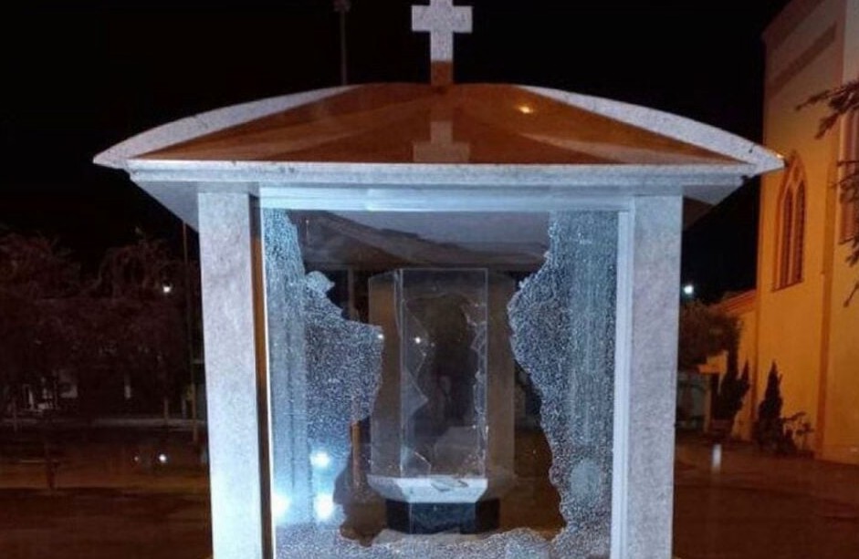 Vândalos furtam e quebram imagem de santa, em Campo Limpo de Goiás