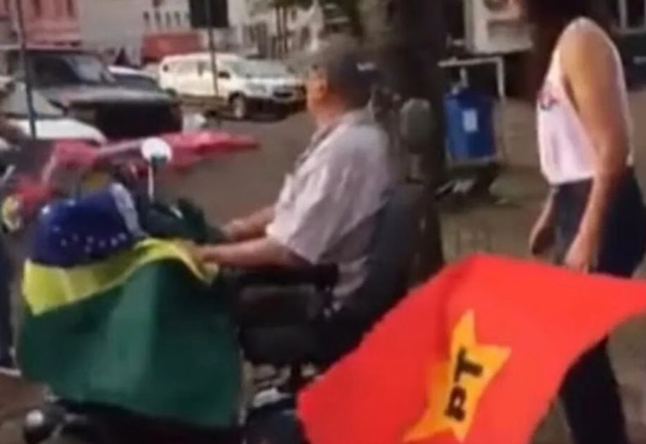 Idoso tenta atropelar grupo de eleitores do PT com cadeira de rodas motorizada