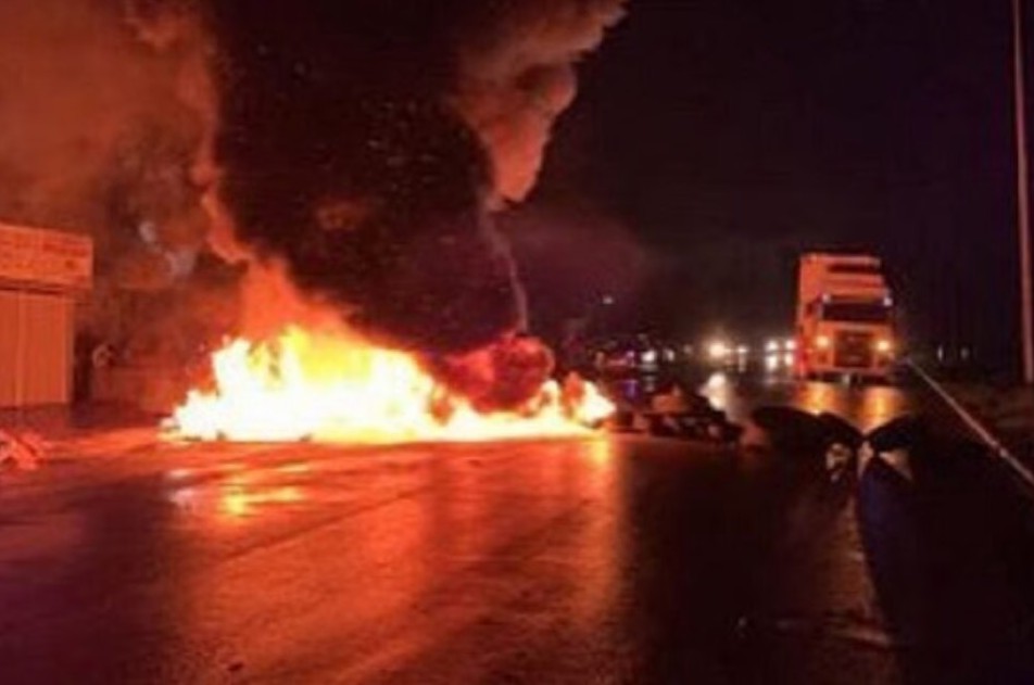 Contra eleição de Lula, manifestantes bloqueiam GO 070, em Inhumas (GO)