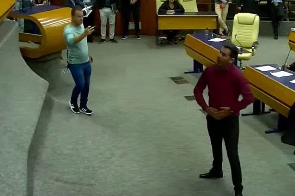 Vereador se irrita ao ser acusado de estar armado no plenário da Câmara de Goiânia