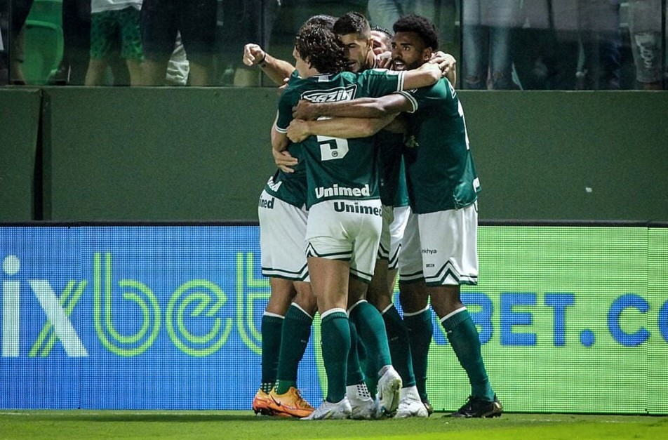 Com tropeço dos rivais, Goiás garante a permanência na elite do futebol brasileiro