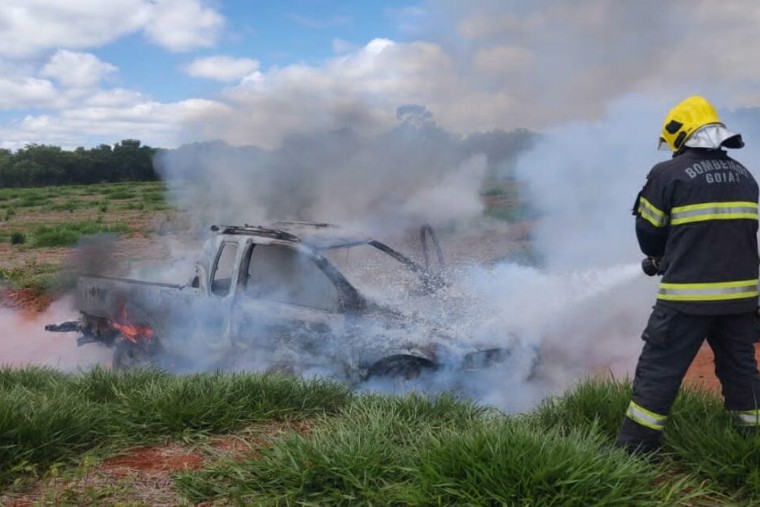 Carro pega fogo após pane elétrica em estrada vicinal de Catalão