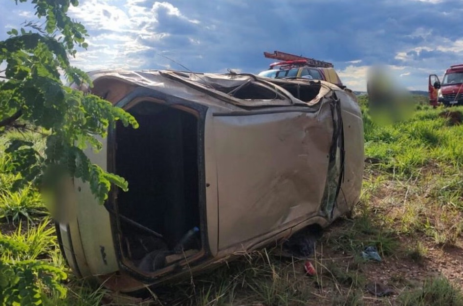 Capotamento deixa motorista ferido na GO-506, em Catalão (GO)