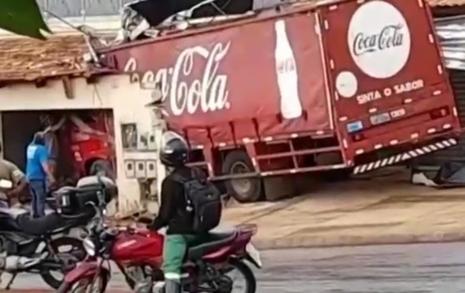 Caminhão da Coca-Cola perde o freio e invade casa em Goiânia