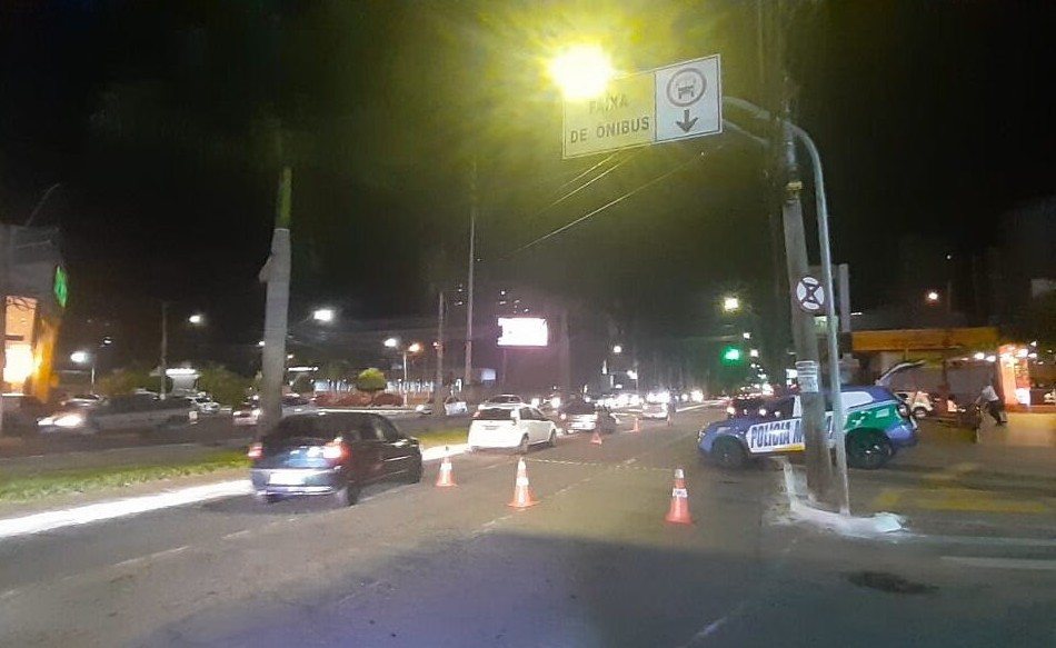 Adolescente fica em estado grave após ser atropelada na Av. 85, em Goiânia