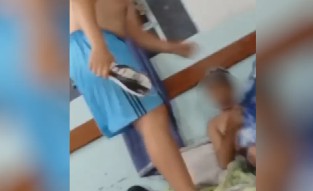 Técnico de futebol agride adolescente com chineladas em Caldas Novas