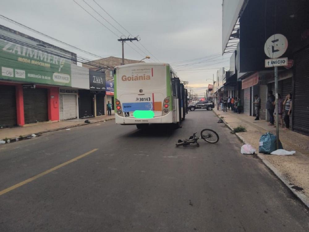 Ciclista desrespeita sinalização e é atropelado por ônibus do transporte coletivo em Goiânia