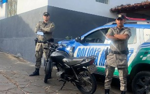 Adolescente é apreendido quando empinava e dirigia moto na contramão, em Petrolina