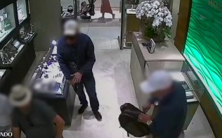Câmera flagra ação de assaltantes em joalheria do Flamboyant