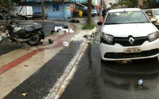 Acidente entre carro e duas motos deixa um morto e dois feridos no setor Oeste, em Goiânia